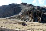 Асфальтовых дорог в Монголии практически нет, только накатанные колеи. Хотя иногда и они терялись в горах.